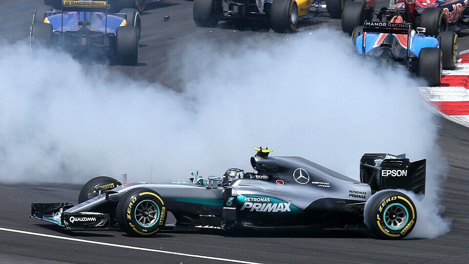 Nico Rosberg wurde in Kurve 1 von Sebastian Vettel umgedreht, Foto: Sutton