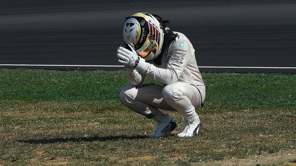 Lewis Hamilton war nach seinem Motorschaden beim Malaysia GP stinksauer, Foto: Sutton