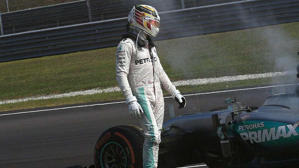 Beim Malaysia GP musste Lewis Hamilton seinen Mercedes vorzeitig abstellen, Foto: Sutton