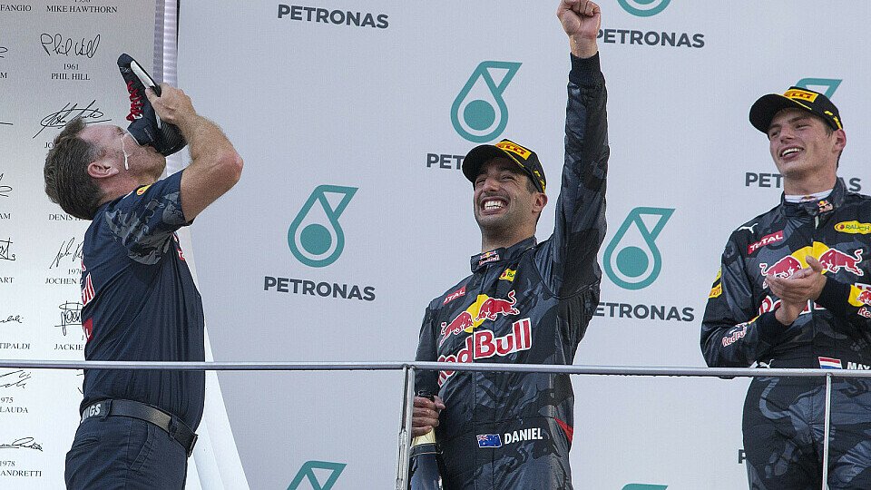Das Formhoch Daniel Ricciardos lässt sogar Teamkollege Max Verstappen applaudieren, Foto: Sutton