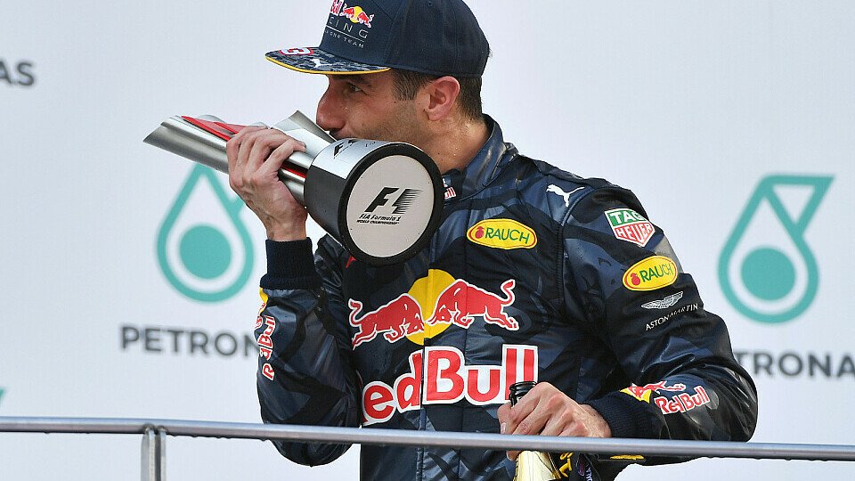 Daniel Ricciardo feierte seinen ersehnten ersten Saisonsieg, Foto: Sutton
