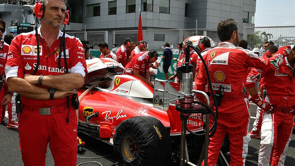 Maurizio Arrivabene will mit Ferrari bis zum Schluss gegen Red Bull kämpfen, Foto: Sutton
