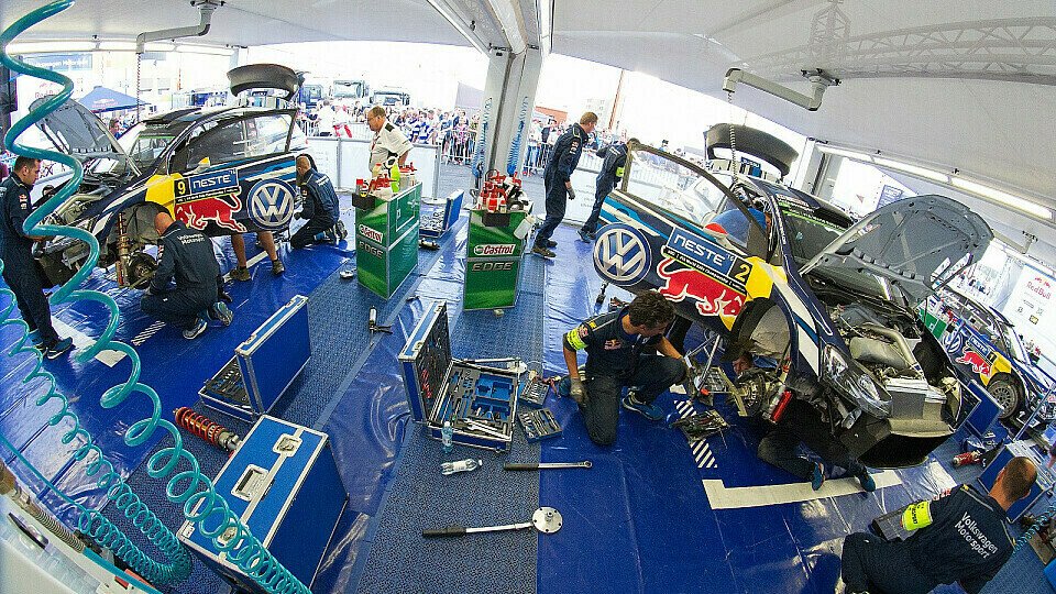 Die Volkswagen-Crew bei der Arbeit, Foto: Volkswagen Motorsport