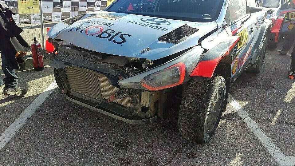 Thierry Neuvilles beschädigter Hyundai bei der Rallye Spanien, Foto: Motorsport-Magazin.com