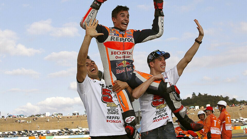 Fast alle Fahrer freuten sich mit Marc Marquez, Foto: Repsol