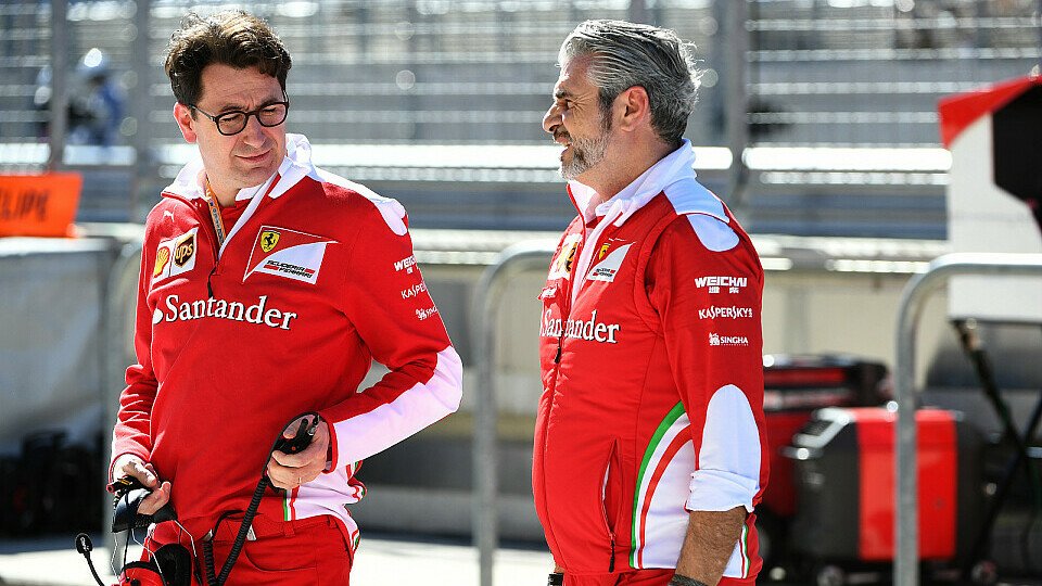 Neo-Ferrari-Teamchef Mattia Binotto mit seinem Vorgänger Maurizio Arrivabene, Foto: Sutton