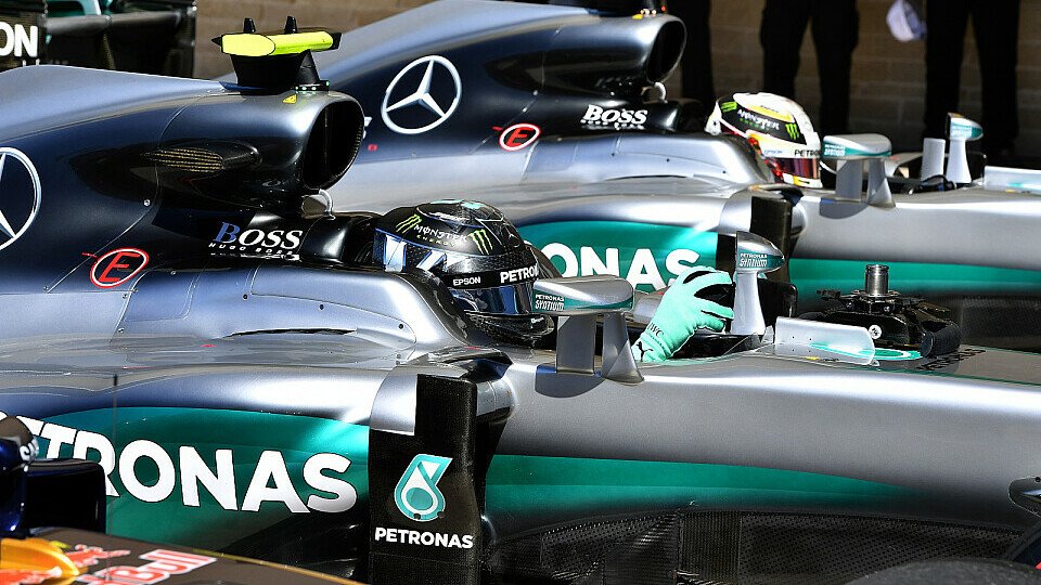 Lewis Hamilton (hinten) hat beim USA GP in Austin die Pole gesetzt, Nico Rosberg wurde Zweiter, Daniel Ricciardo (vorne noch leicht zu erkennen) Dritter, Foto: Sutton