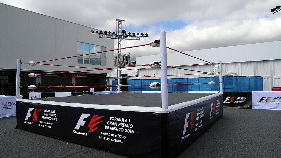 Im Paddock von Mexico City ist ein Wrestling-Ring aufgebaut., Foto: Sutton