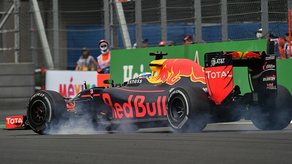 Daniel Ricciardo will im Duell gegen Lewis Hamilton und Nico Rosberg nicht zurückstecken, Foto: Sutton