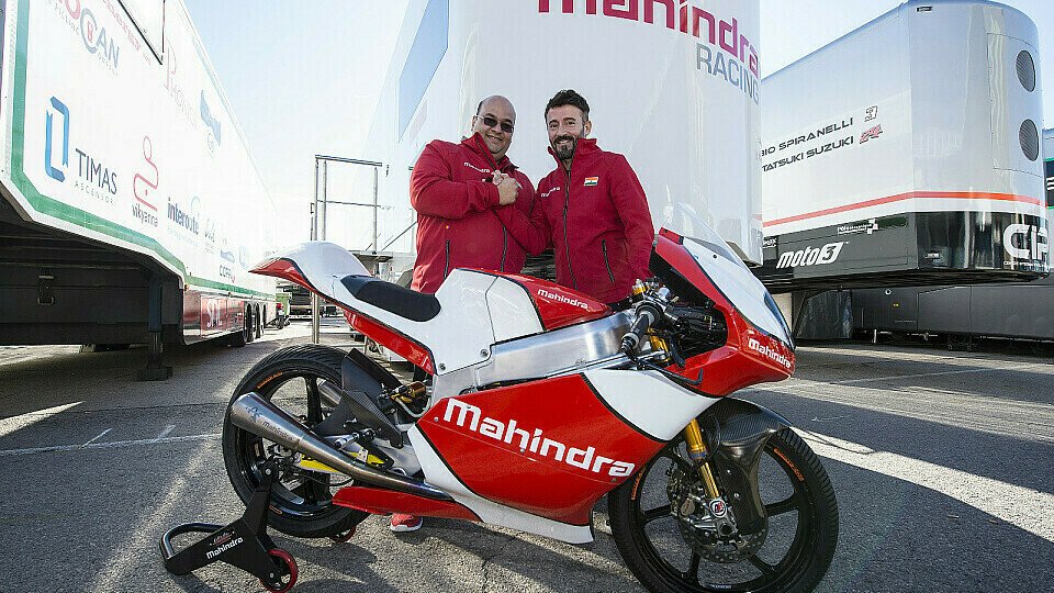 Max Biaggi und Mahindra-Boss Choonia besiegeln den Deal, Foto: Mahindra