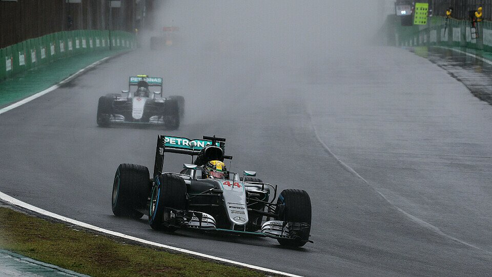 Lewis Hamilton hatte seinen Teamkollegen im Griff, Foto: Sutton