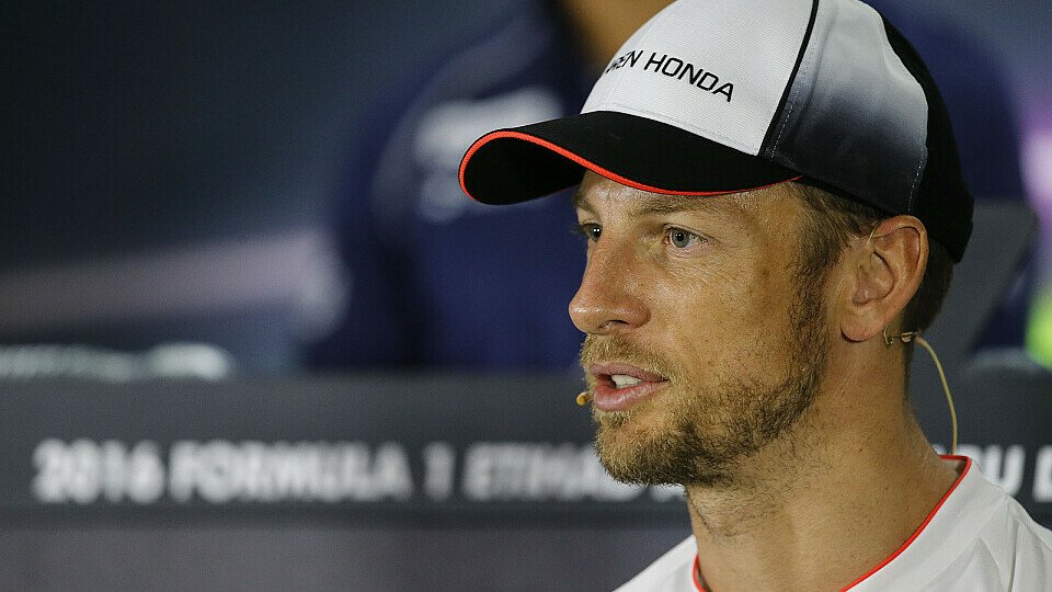 Er kann auch Simracing: Jenson Button ist beim Legendenrennen von All-Star Esports erfolgreich, Foto: Sutton