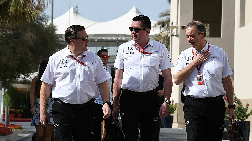 Zak Brown (links) will McLaren zusammen mit Eric Boullier (mitte) und Jonathan Neale (rechts) zurück an die Spitze führen, Foto: Sutton