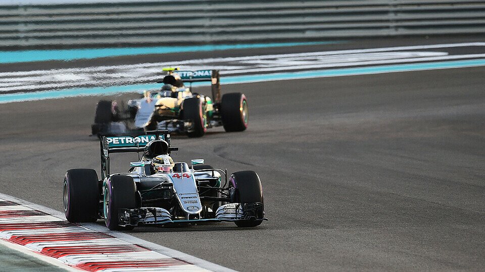 Lewis Hamilton bremste Nico Rosberg gegen Rennende massiv ein, Foto: Sutton