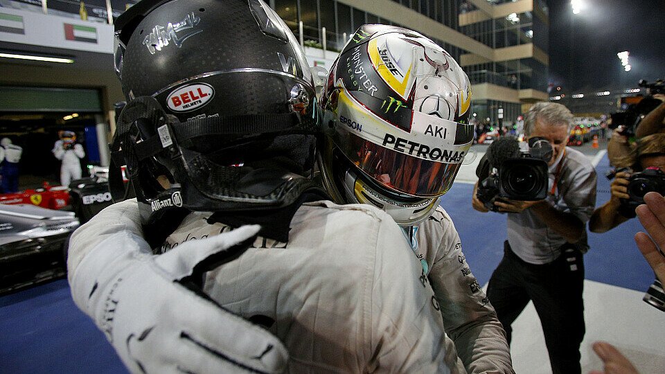 Lewis Hamilton gratulierte Nico Rosberg kurz nach dem Abu Dhabi GP, Foto: Sutton