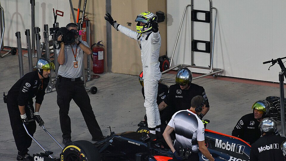 Jenson Button verabschiedete sich in Abu Dhabi früh aus dem Rennen und von den Fans, Foto: Sutton