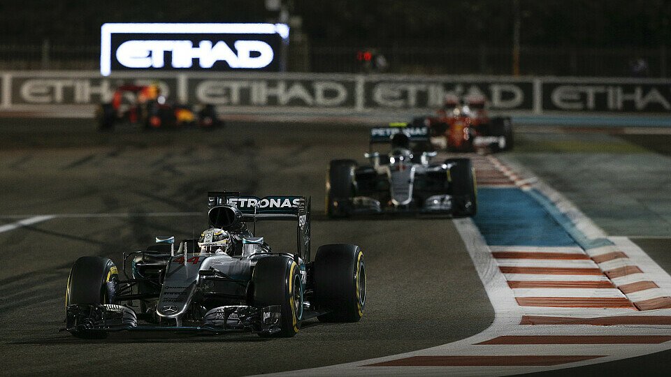 Lewis Hamilton fuhr in Abu Dhabi bewusst langsam, damit die Konkurrenz aufschließen kann, Foto: Sutton