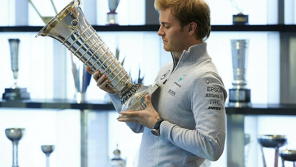 Nico Rosberg tritt mit dem WM-Pokal ab, Foto: Mercedes-Benz