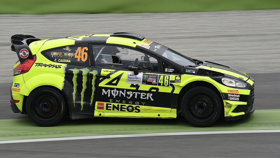 Valentino Rossi macht auch im Auto eine gute Figur, Foto: Monster Energy