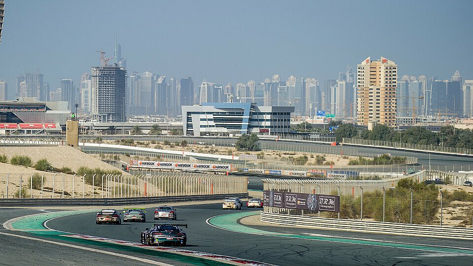 Beeindruckende Kulisse: Die 24 Stunden von Dubai, Foto: Porsche
