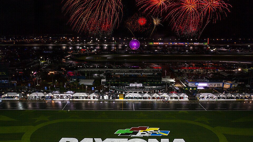 Die Nacht samt Feuerwerk beim 55. 24-Stunden-Rennen von Daytona, Foto: Rolex