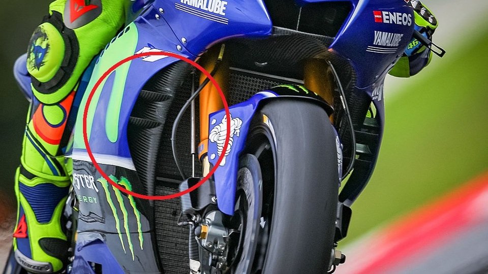 Gut zu sehen: Die Winglets an der Innenseite der Verkleidung von Valentino Rossis Yamaha, Foto: gp-photo.de