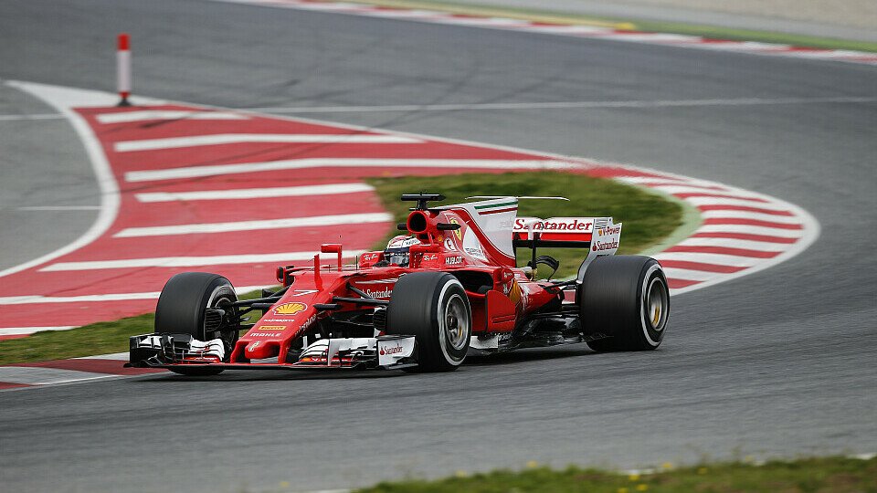 Kimi Räikkönen hat Lewis Hamilton die Führung abgenommen, Foto: Sutton