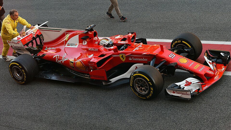 Sebastian Vettel rollte kurz vor Test-Ende mit seinem Ferrari aus, Foto: Sutton