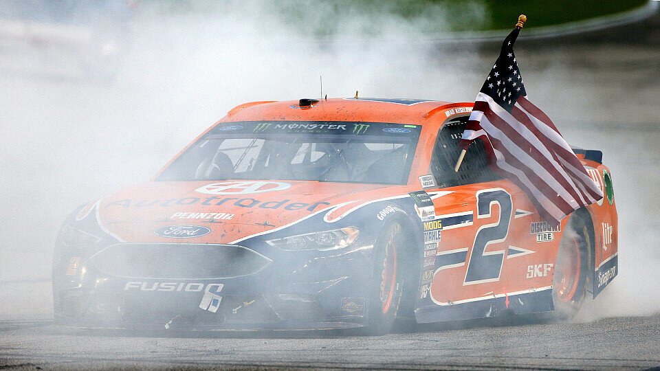 Brad Keselowski sichert sich den Jubiläumssieg im Penske-Ford, Foto: NASCAR