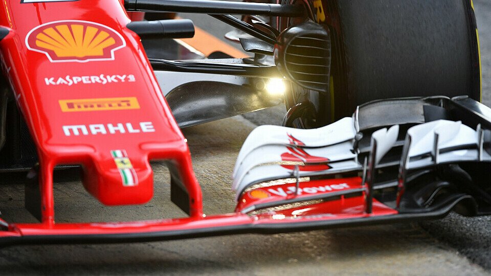 Sebastian Vettel rückte mit Licht an seinem Ferrari aus, Foto: Sutton