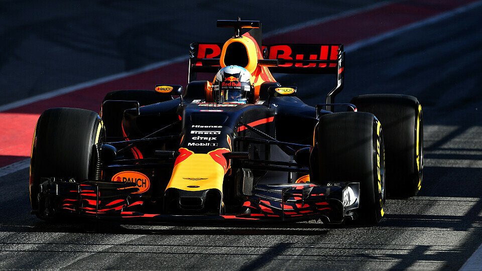 Daniel Ricciardo stieß mit dem Red Bull am Dienstag in Barcelona in die Region der Top-Rundenzeiten vor, Foto: Sutton