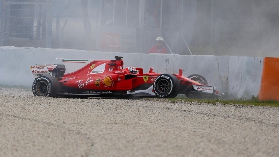 Räikkönen setzte den Ferrari am Nachmittag in die Reifenstapel von Kurve 3, Foto: Motorsportpics.de / Jerry Andre
