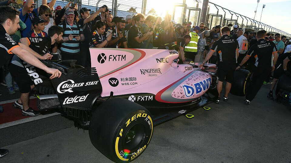 Der pinke Force India wird zur Prüfung geschoben, Foto: Sutton