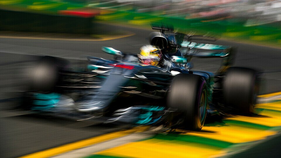 Lewis Hamilton sichert sich seine bereits sechste Polwe Position in Australien, Foto: Sutton