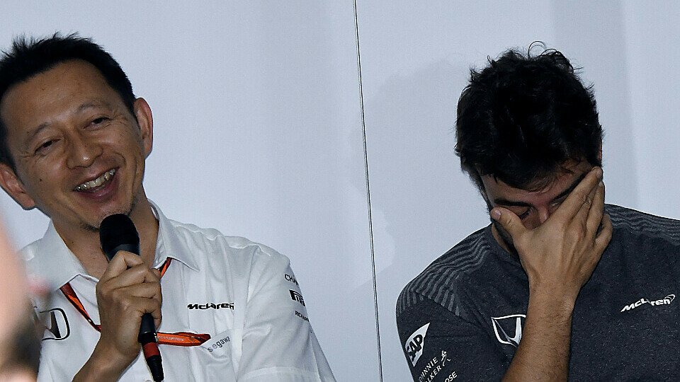 Symbolträchtiger geht nicht: McLaren-Pilot Fernando Alonso und die Honda-Techniker, Foto: Sutton