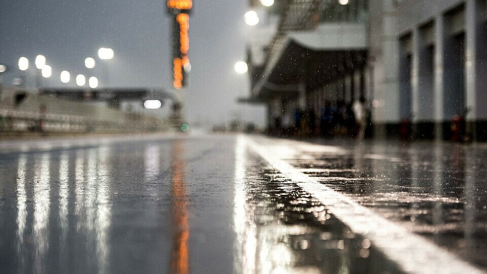 Der Regen in Katar macht der MotoGP einen Strich durch die Rechnung, Foto: KTM