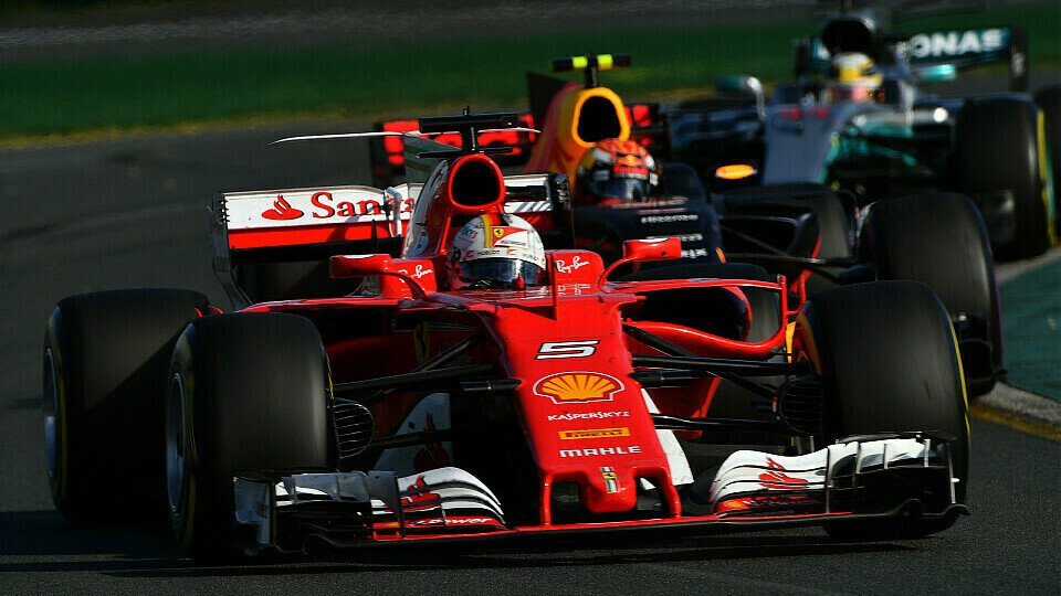 Vettel kam nach seinem Stopp direkt vor Verstappen und Hamilton raus, Foto: Sutton