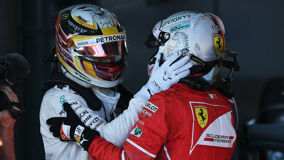 Lewis Hamilton will sich in China nicht erneut dem Ferrari von Sebastian Vettel geschlagen geben, Foto: Sutton