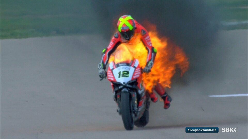 Xavi Fores hielt sich an seiner brennenden Ducati fest, Foto: WSBK Twitter