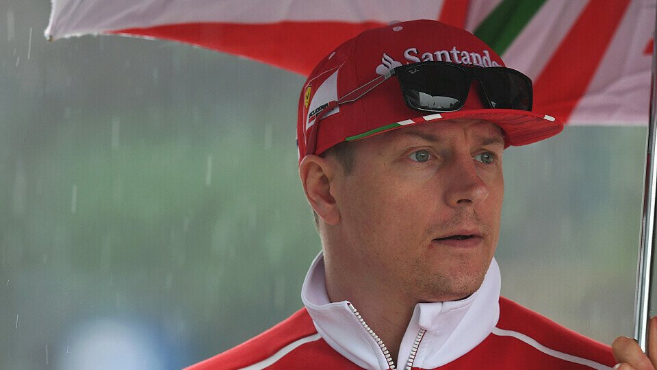 Ob Schirm oder Ferrari SF70H: Kimi Räikkönen vertraut auch bei Regen auf sein Arbeitsgerät, Foto: Sutton