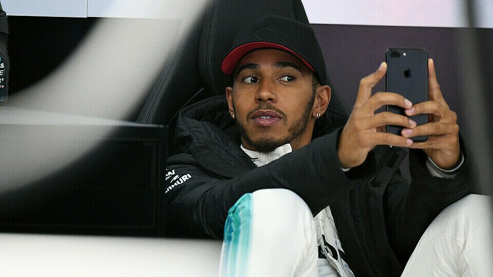 Nie um ein Selfie verlegen: Lewis Hamilton, Foto: Sutton