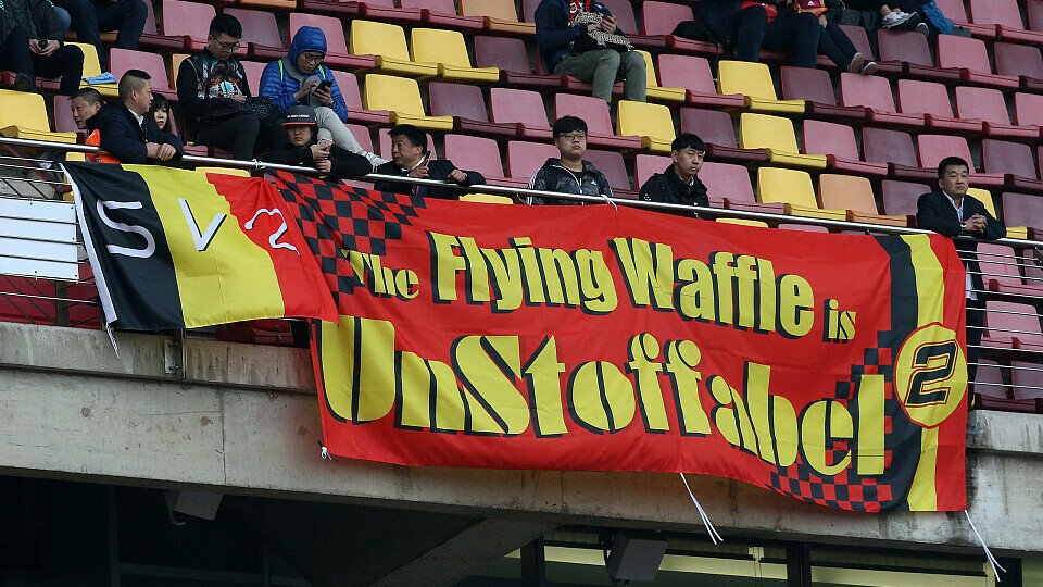 Die Fans haben die Hoffnung in ihre fliegende Waffel namens Stoffel noch nicht verloren, Foto: Sutton