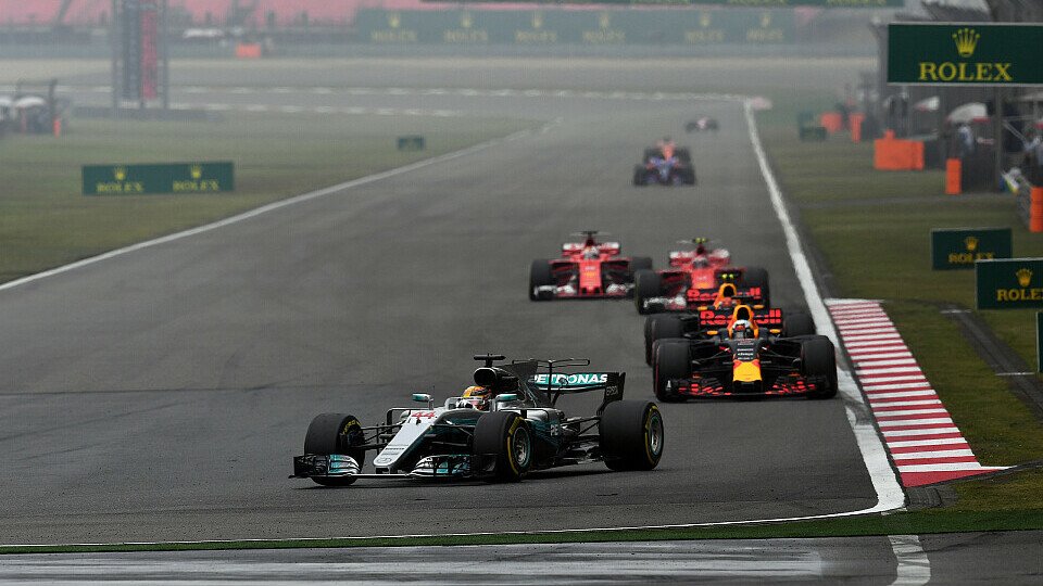 Lewis Hamilton fährt beim China Grand Prix zu seinem ersten Saisonsieg, Foto: Sutton