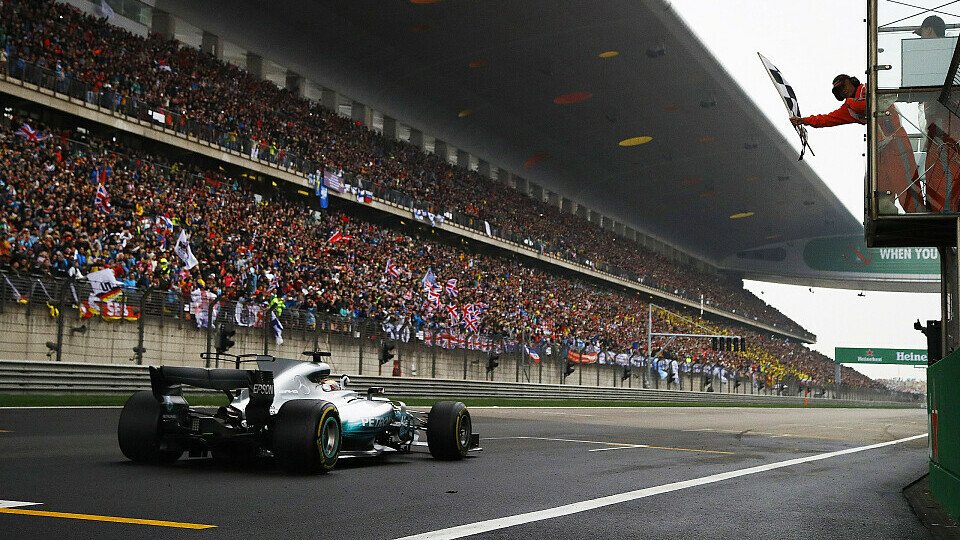 Lewis Hamilton gewinnt den China GP vor Sebastian Vettel und Max Verstappen, Foto: Sutton