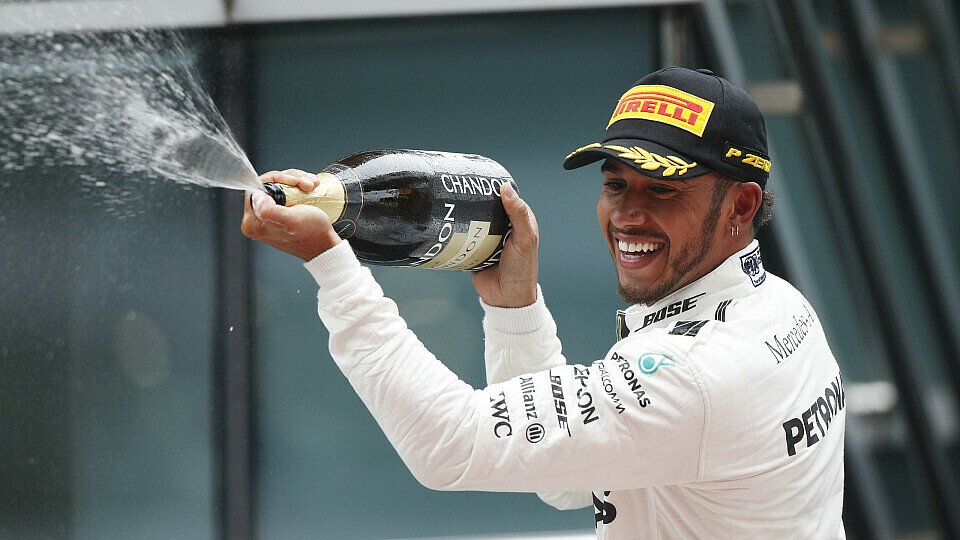 Lewis Hamilton freute sich in China über den 54. Sieg und den 3. Grand Slam seiner Karriere, Foto: Mercedes-Benz