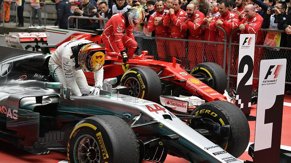 Der Kampf zwischen Lewis Hamilton und Sebastian Vettel geht in Bahrain weiter, Foto: Mercedes-Benz