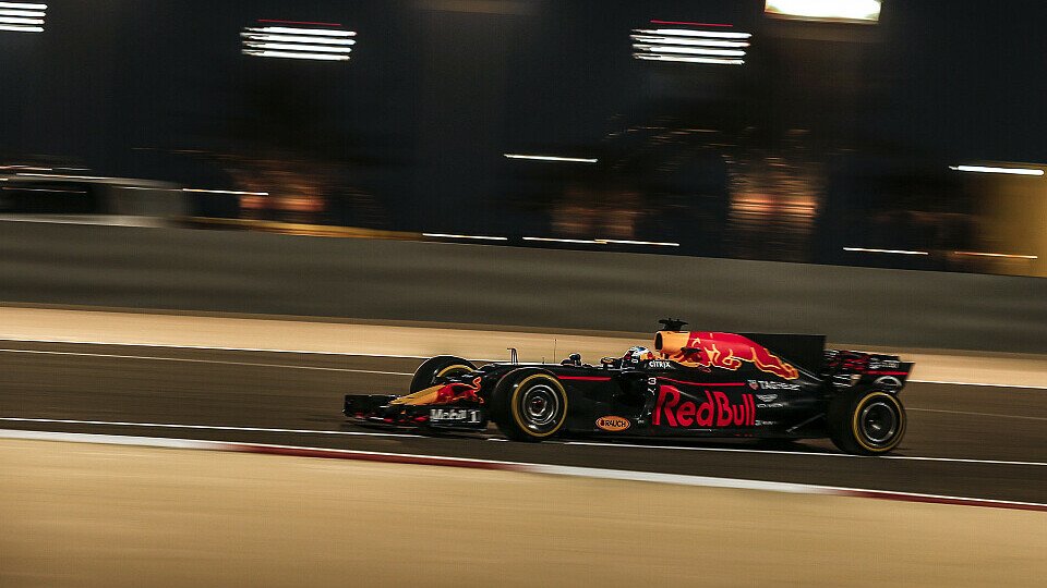 Daniel Ricciardo schob sich im Bahrain-Qualifying zwischen die Ferraris, Foto: Sutton