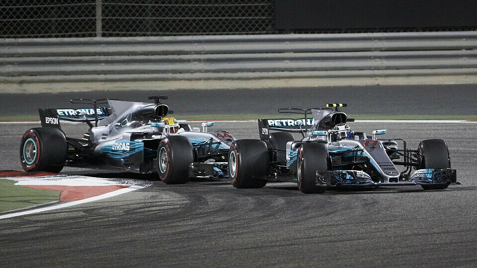 In Bahrain hielt Bottas Hamilton rundenlang auf - für eine zu zögerliche Stallregie steckte Mercedes Kritik ein, Foto: Mercedes-Benz