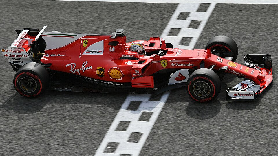 Sebastian Vettel weiß um die Bedeutung, sollte Ferrari Mercedes in Sochi schlagen können, Foto: Sutton