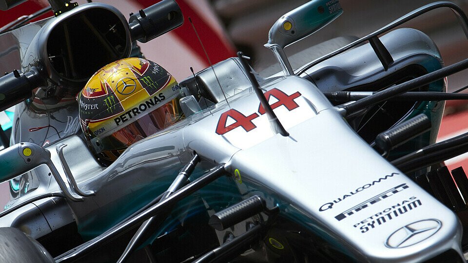 Lewis Hamilton setzte sich beim Test in Bahrain hochmotiviert ins Cockpit, Foto: Mercedes-Benz